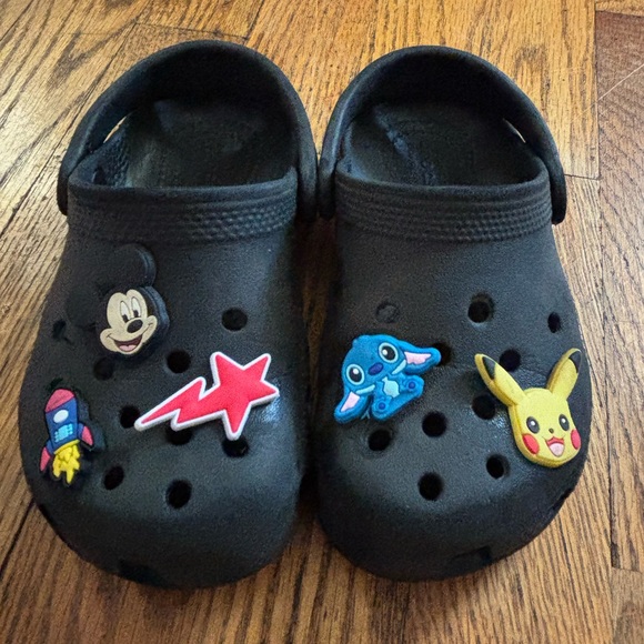 Kids 10c black crocs with croc charms - Picture 6 of 6